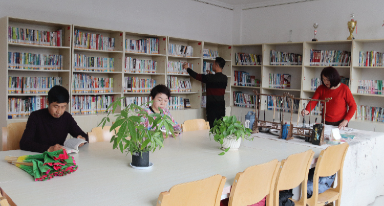 居民在社區(qū)城市書吧看書、繪畫。  通訊員  郭芳  攝  