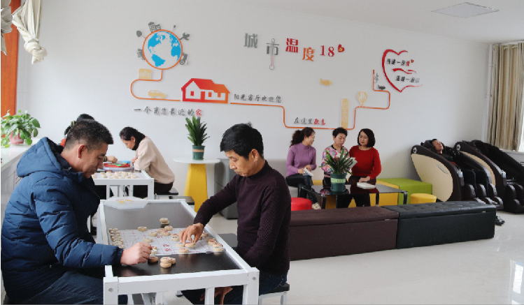 市民在東大街社區(qū)陽(yáng)光客廳休閑娛樂。  通訊員  郭芳  攝  