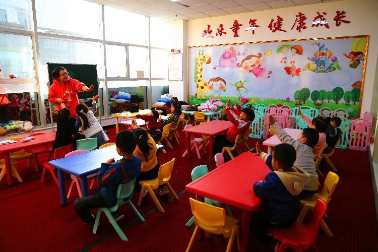 麗景幼兒園學(xué)生在合水東路社區(qū)的“四點(diǎn)半課堂”做互動(dòng)游戲。  通訊員  翟娜娜  攝  