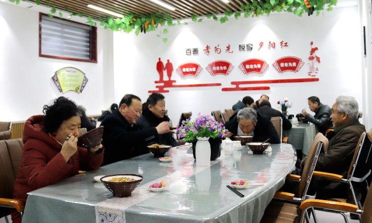 南苑路社區(qū)，老人在“老年餐桌”就餐。  通訊員  耿洋洋  攝  