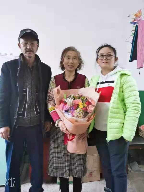 李桂芝和女兒牟鯤鵬、丈夫張順在一起