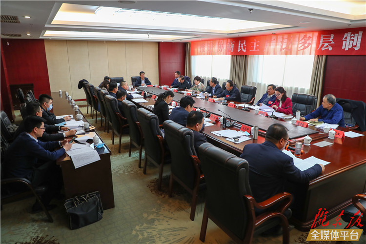 【圖說(shuō)兩會(huì)】看！政協(xié)委員熱議政府工作報(bào)告