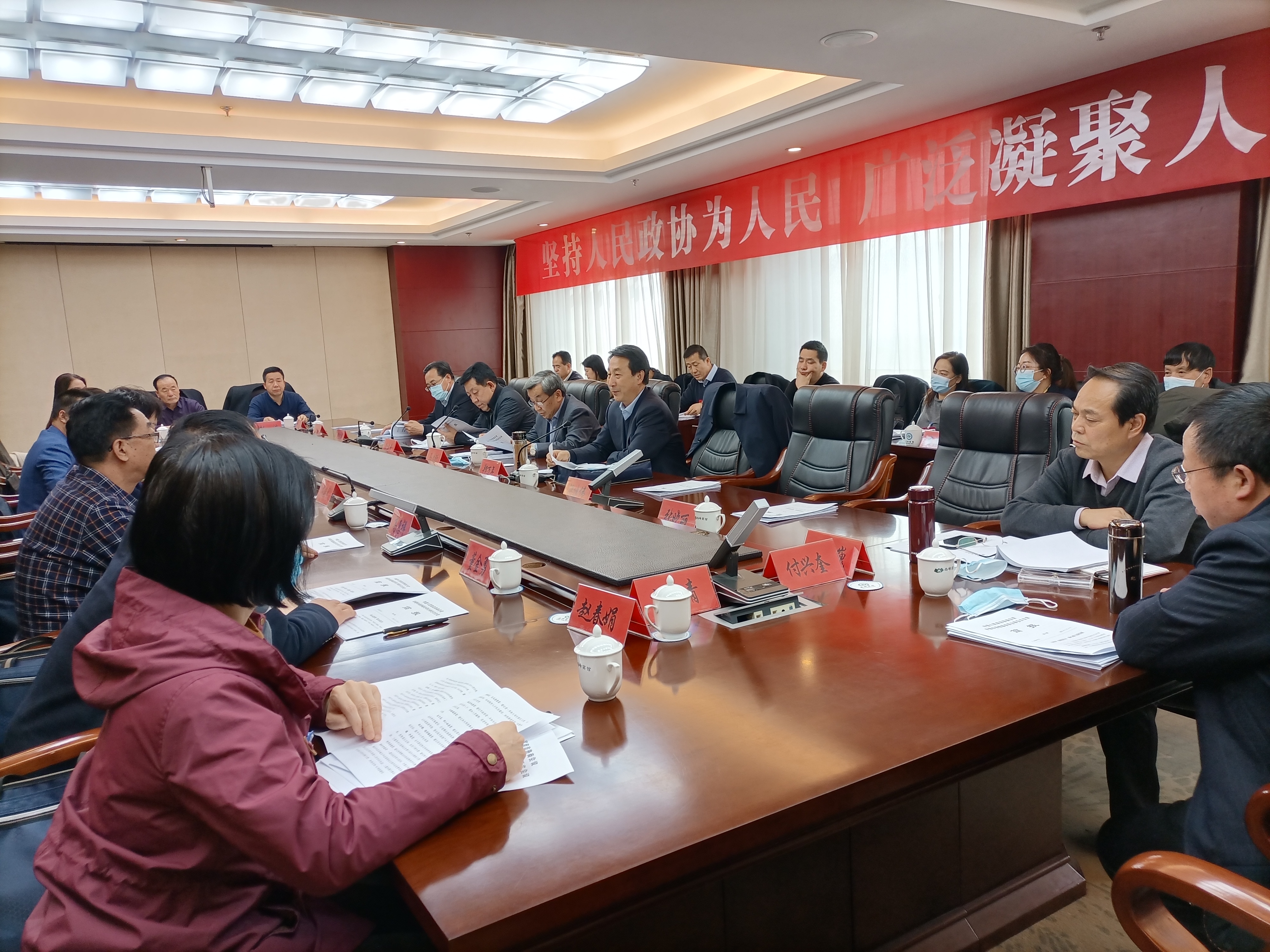 市政協(xié)委員繼續(xù)分組討論市委書(shū)記講話和相關(guān)報(bào)告。