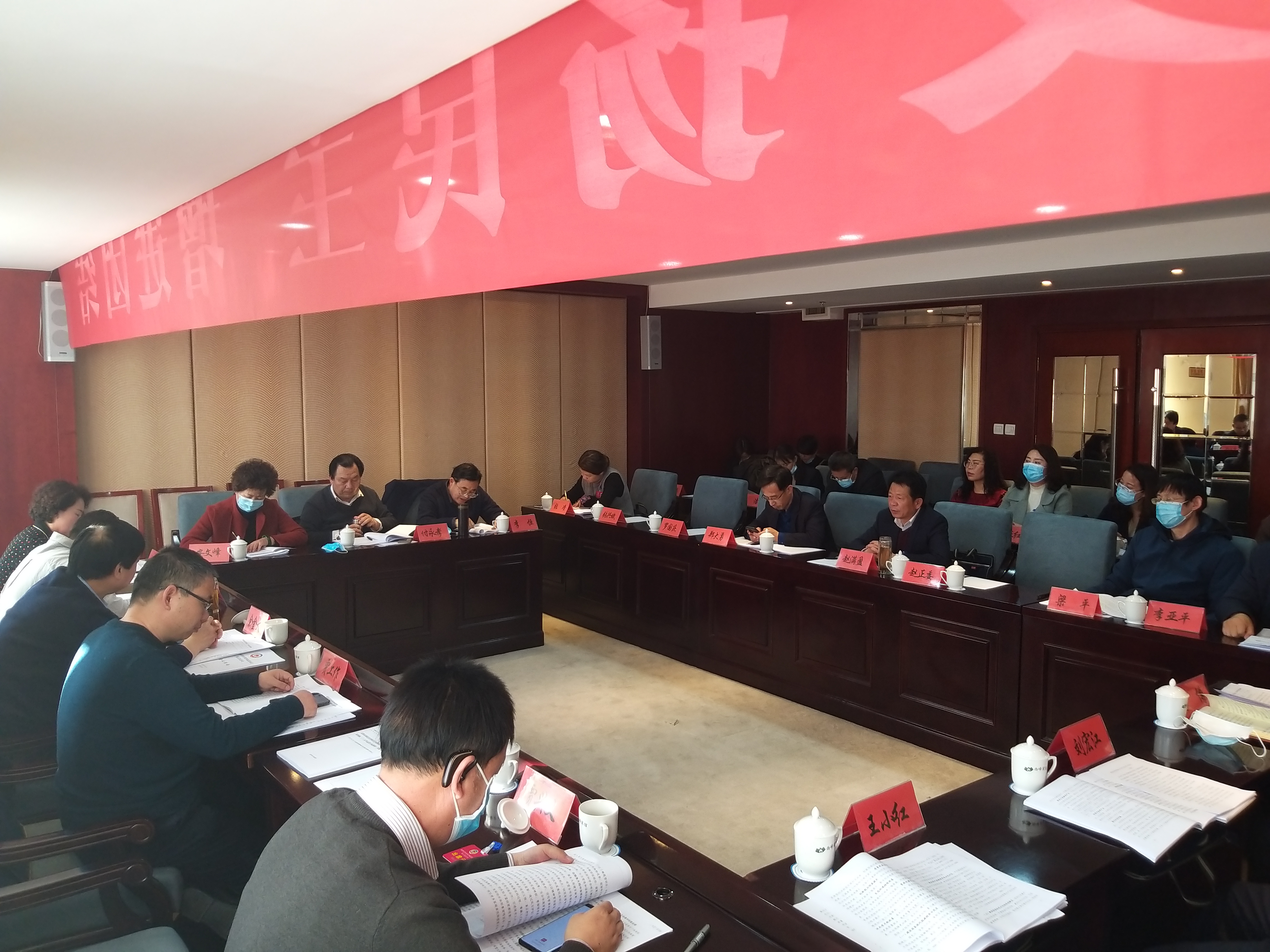 市政協(xié)委員繼續(xù)分組討論市委書(shū)記講話和相關(guān)報(bào)告。