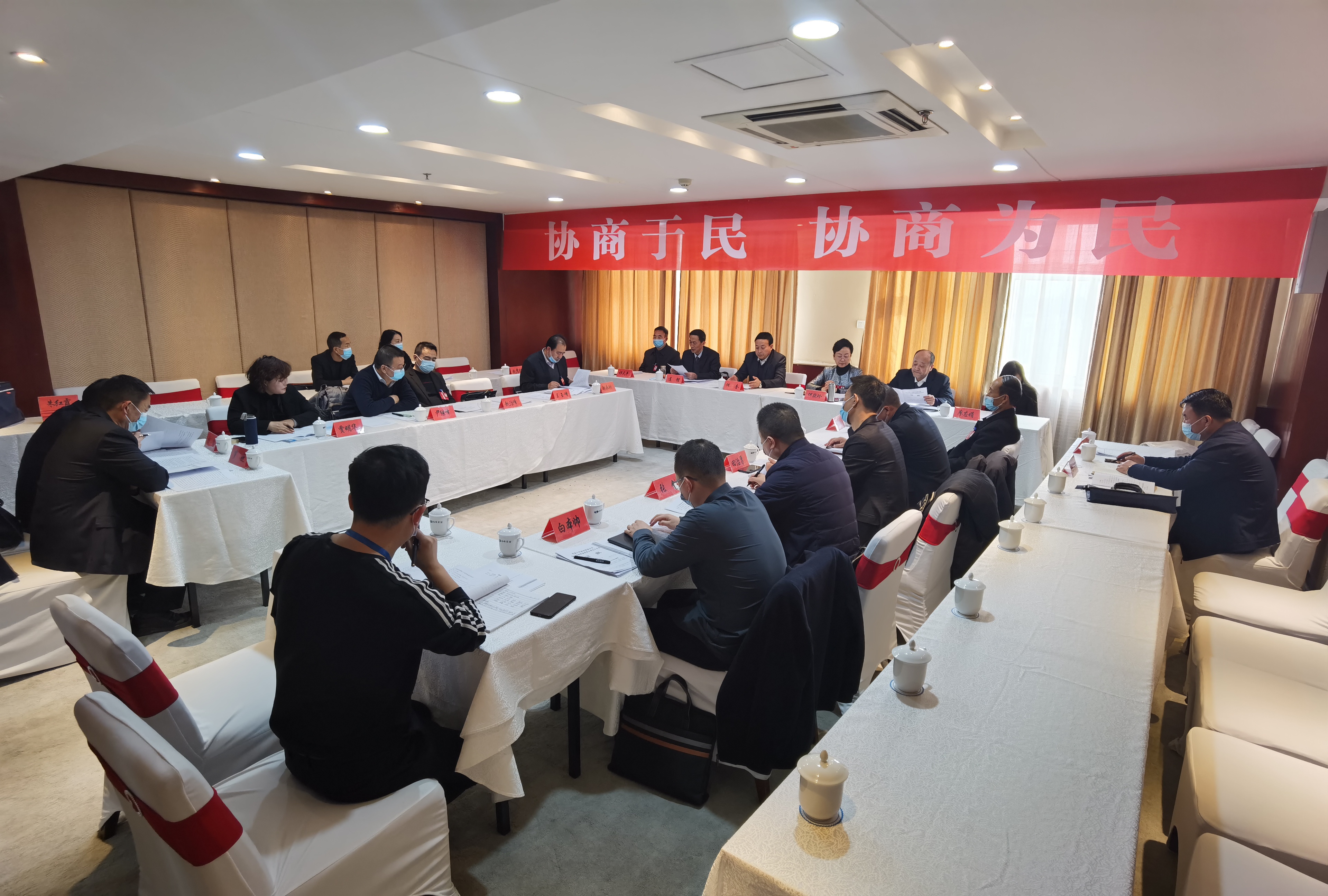 市政協(xié)委員繼續(xù)分組討論市委書(shū)記講話和相關(guān)報(bào)告。