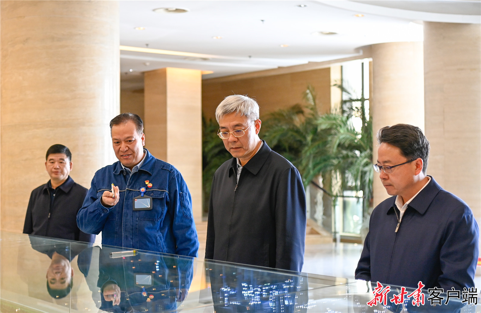 尹弘在慶陽市調(diào)研指導(dǎo)工作時(shí)強(qiáng)調(diào)：立足資源稟賦打造特色產(chǎn)業(yè)集群，奮發(fā)有為推動(dòng)革命老區(qū)振興發(fā)展