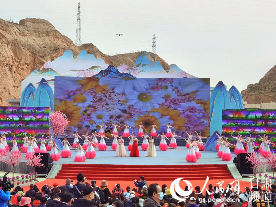 第38屆蘭州桃花旅游節(jié)開幕式上的舞蹈表演。 人民網(wǎng) 高翔攝