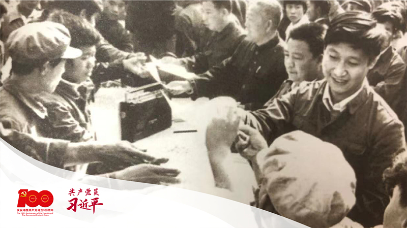 習(xí)近平帶領(lǐng)縣委工作人員在正定接頭發(fā)放《民意調(diào)查表》。 （圖片來源于《習(xí)近平在正定》）