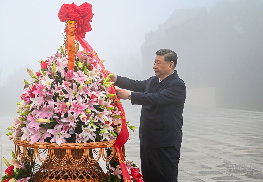 習(xí)近平在山西陽泉市向抗戰(zhàn)烈士敬獻花籃并參觀百團大戰(zhàn)紀(jì)念館