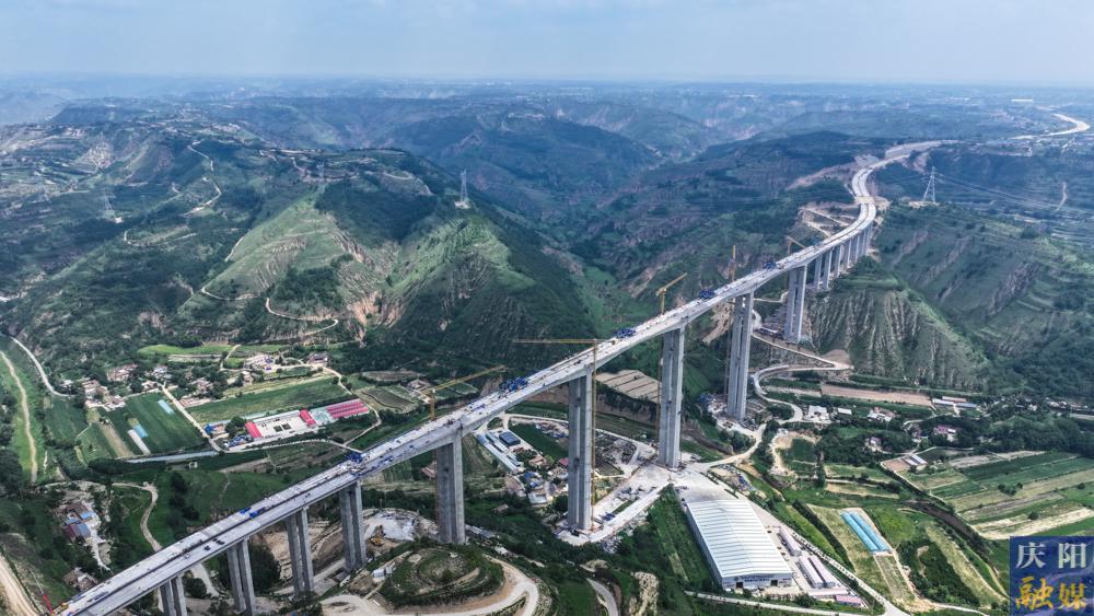 【攝影報(bào)道】G309線(xiàn)西合公路蓋家川特大橋建設(shè)取得關(guān)鍵進(jìn)展