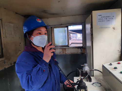 正在操作的同海霞_副本.jpg