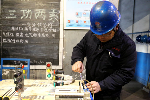 煉焦車間職工接電展示_副本.jpg