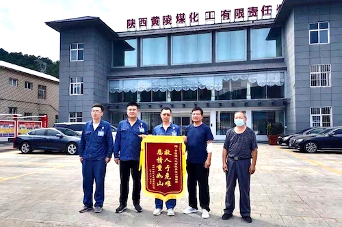 運(yùn)行二班楊博同志，7月12日回家途中高速路遇側(cè)翻貨車司機(jī)被困車內(nèi)，勇敢進(jìn)行施救并送至醫(yī)院，貨車司機(jī)傷愈來公司送錦旗，弘揚(yáng)正氣，傳播正能量，大家向楊博同志學(xué)習(xí)?。?！.jpg