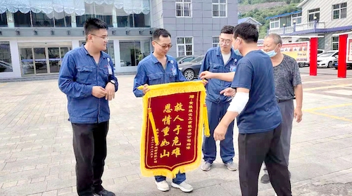 運(yùn)行二班楊博同志，7月12日回家途中高速路遇側(cè)翻貨車司機(jī)被困車內(nèi)，勇敢進(jìn)行施救并送至醫(yī)院，貨車司機(jī)傷愈來公司送錦旗，弘揚(yáng)正氣，傳播正能量，大家向楊博同志學(xué)習(xí)！！.jpg