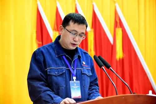 陳總做報告.JPG