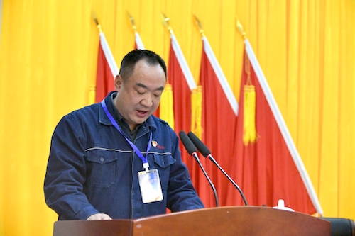 楊總作報告.JPG